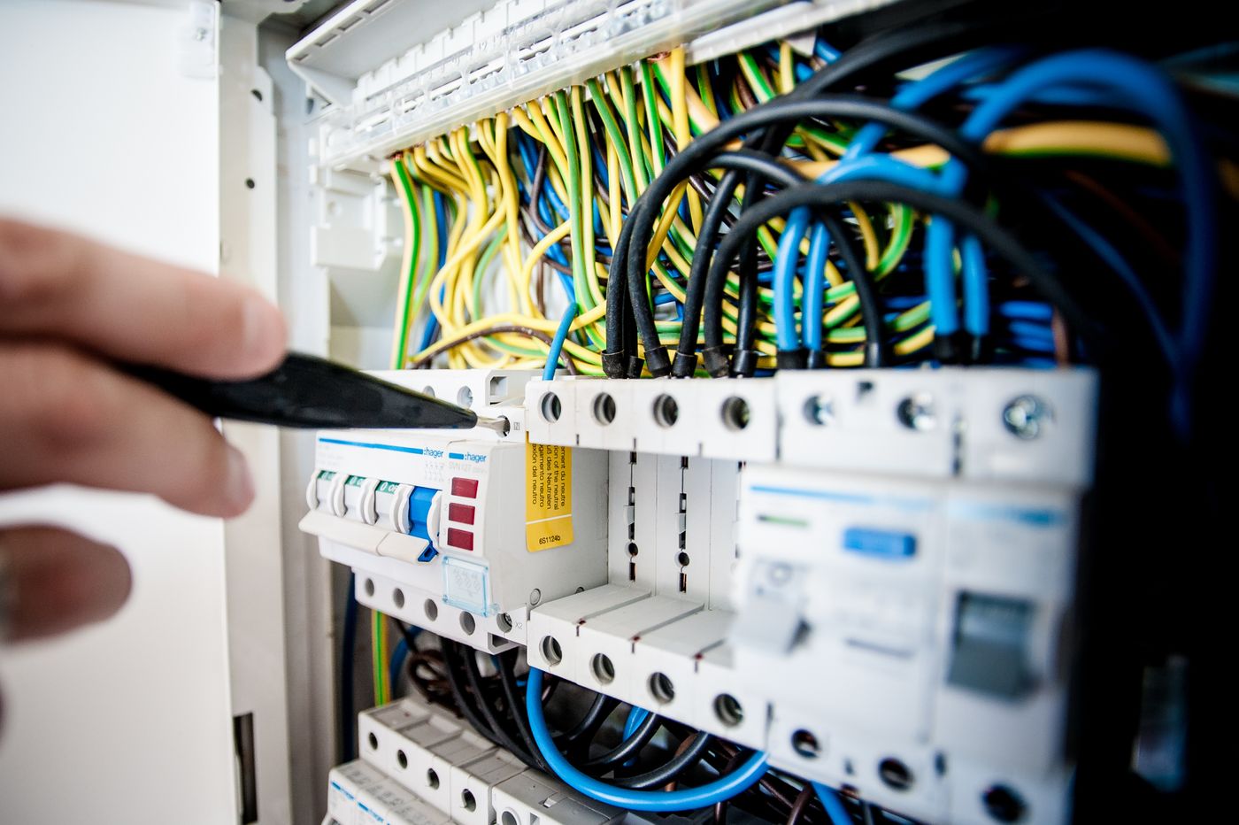 Tablou electric deschis, cu cabluri și întrerupătoare automate