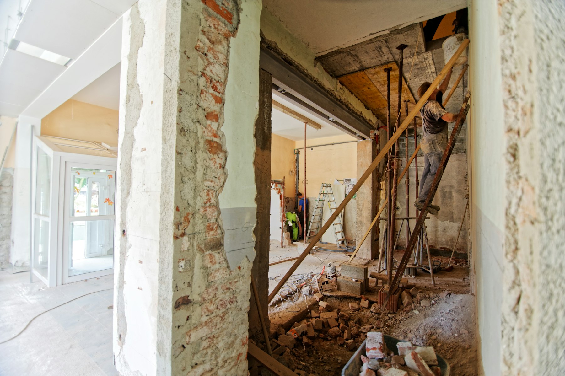 Șantier interior cu cărămidă, mortar și schelă metalică