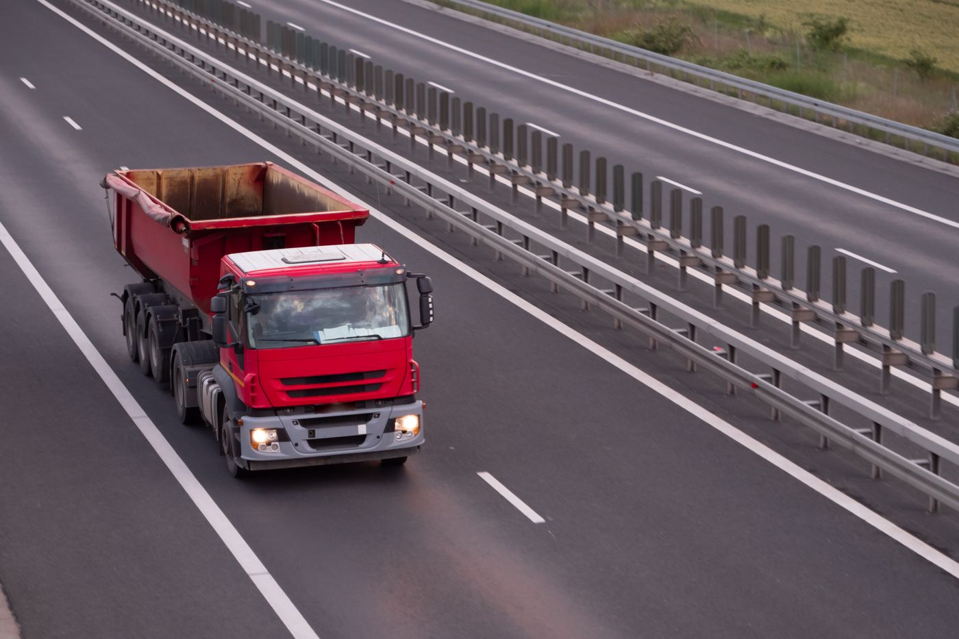 Basculantă cu cabină europeană, pe o autostradă
